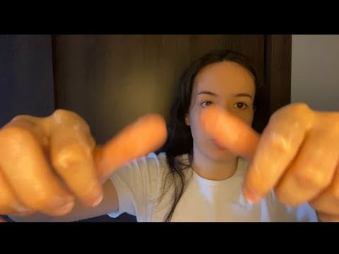 ASMR- AMIGA FAZENDO MASSAGEM EM VOCÊ COM CREME/ caseirinho, sons de boca e mãos com creme 
