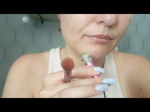 ASMR- Borstar på mikrofonen och gör hand movements på svenska