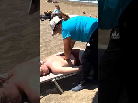 Masaje callejero de cuerpo completo en una playa de Grecia 🇬🇷 #massage #relax #travel #short