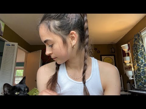 lo-fi asmr // brushing & putting clips in your hair (con mi gato) // whispering & soft spoken