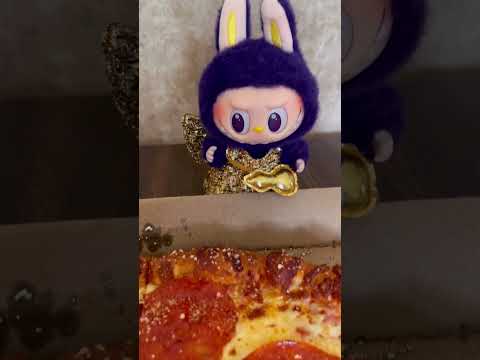 LABUBU 😋🥰#labubu #pizzalover #pizza #pizzatime#popmart