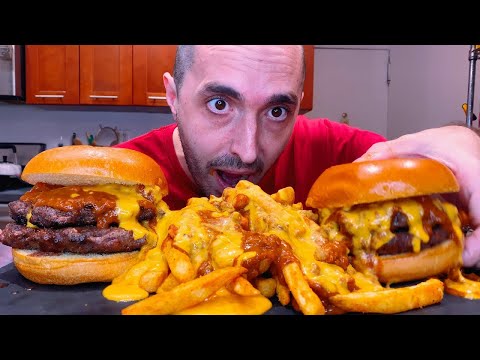 ASMR CHILI CHEESE BURGER AND FRIES ! MESSY MUKBANG 먹방  #shorts