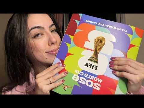 ASMR- COMPLETANDO O ÁLBUM DA COPA! (Sussurros+ tapping+ sons de papel) 