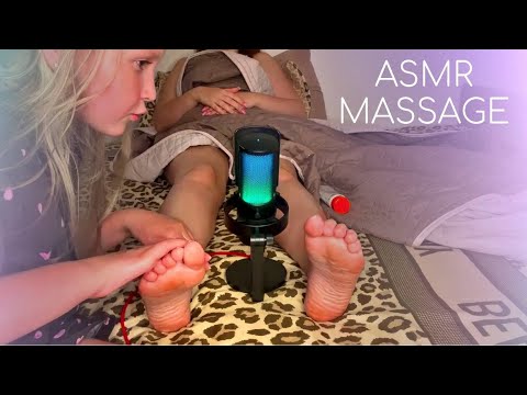 АСМР СЕСТРЕНКА ДЕЛАЕТ МАССАЖ НОГ РАССЛАБЛЕНИЕ ПЕРЕД СНОМ | ASMR SISTER GIVES FOOT MASSAGE