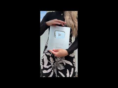 Unboxing 📦 🤪 #shorts #silverplaybutton #youtubeaward #100ksubscribers