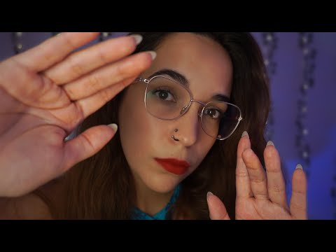 ASMR Tocando tu carita, susurros con ECO & sonidos de boca | Para acompañarte a DORMIR