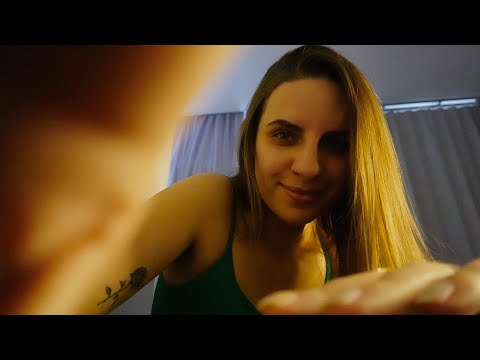 ASMR - MASSAGEM NAS SUAS MÃOS E NOS SEUS PÉS com sons de luva pra você cair no sono!