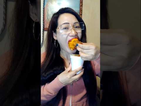 HOW I EAT FRIED CHICKEN  #eatingshow #shortsfeed #food #foodie #everyone #asmr #asmrsounds#viral