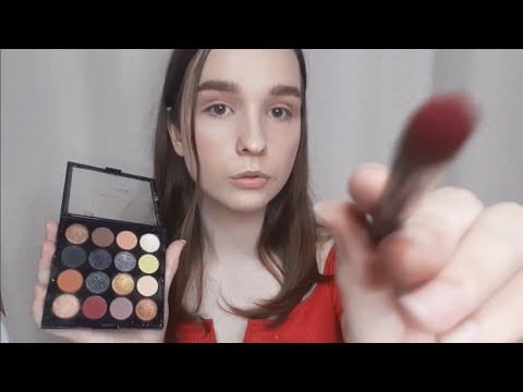 ASMR TE MAQUIANDO PARA VOCÊ FICAR NA SALA DE CASA NO NATAL (sons de maquiagens e sons de boca)