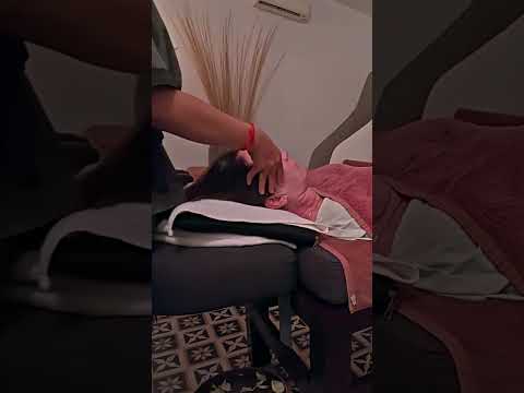 Relajante masaje de cabeza en #Camboya  #massage #masajerelajante #headspa #relax #masaje #short