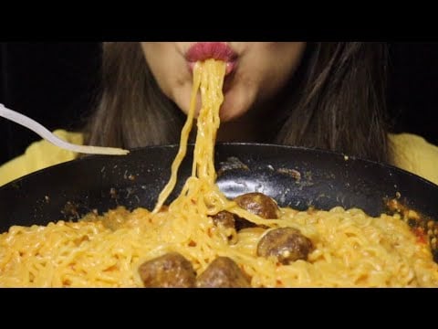 CREAMY NONGSHIM KIMCHI NOODLES WITH MEATBALLS ASMR MUKBANG RELAXINGSOUNDS #asmr #mukbang #noodles