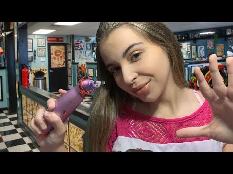 ASMR ROLEPLAY TATUANDO VOCÊ | Camera Touching, Sons de Boca...