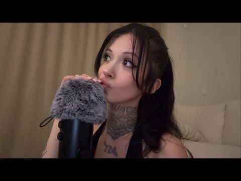 Akasi ASMR kanalı canlı yayında