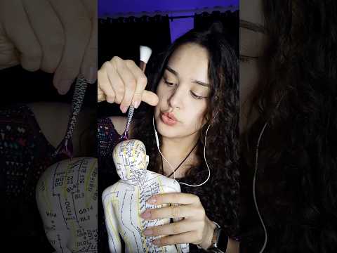 ASMR com boneco de acupuntura #asmr #bonecoacupuntura #asmracupuncture #acupunctureasmr