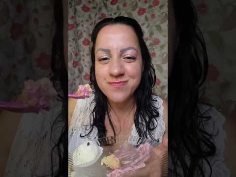 ASMR-SHORTS COMENDO BOLO #asmr #sonsdeboca #videoscurtos #shortvideo