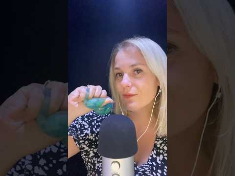 ASMR FR / Quelle balle anti-stress choisis-tu ? #asmrfr #shortsasmr #asmrfrançais
