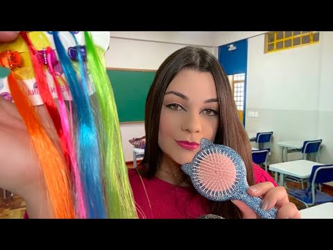 ASMR POV: AQUELA AMIGA QUE CUIDA DO SEU CABELO NA ESCOLA