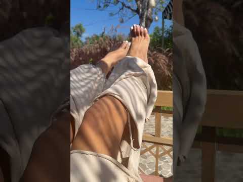 Chilling at the restaurant #barefeet #feet #pedicure #usa