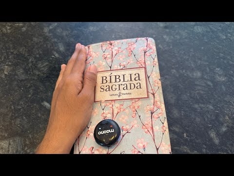 ASMR LENDO A BÍBLIA/ momento com Deus / sussurros 🙏🏻