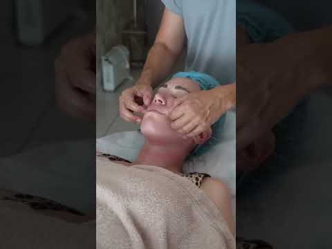Alucinante masaje hecho por un terapista griego 🇬🇷✨ #massage #relax #facial #asmr #short