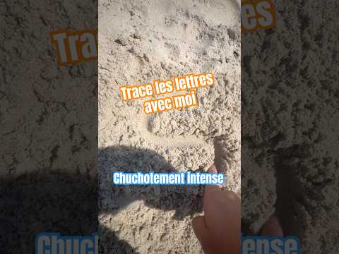 ASMR 🏖️ Trace les lettres avec moi dans le sable #asmrfr #shortsasmr #asmrshorts