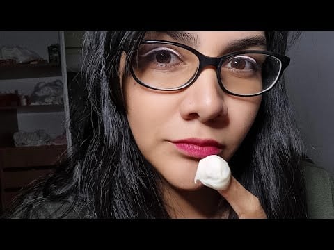 ASMR comiendo Yogurt con el dedo y respondiendo sus preguntas