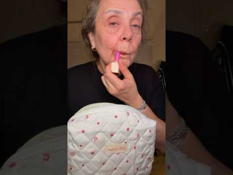 Babannem makyajını yapıyor💄