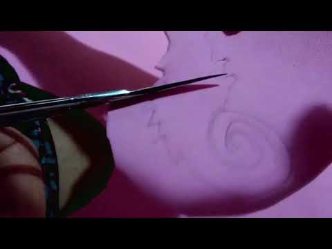 ASMR em 1 minuto e meio - Recortando um EVA/ Som de tesoura