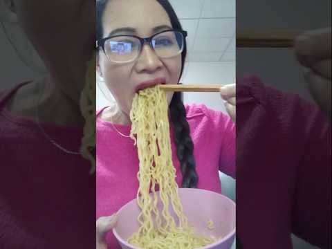 THIS IS HOW I EAT NOODLES #shortsfeed #mukbang #food #foodie #everyone