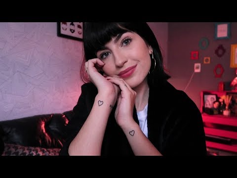 ASMR - Muitos SUSSURROS mostrando minhas TATUAGENS!