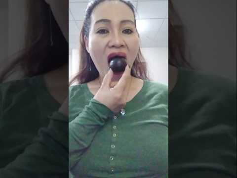EATING PLUM #everyone #shortsfeed #fruit #plum #onebite #bigmouth #viral