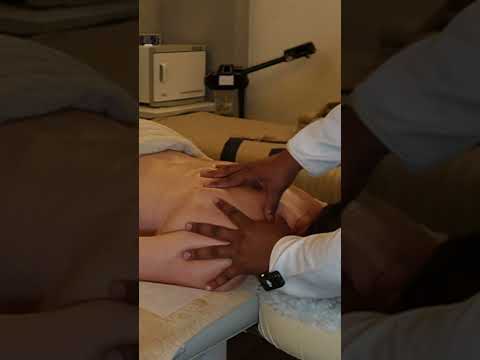 Relajante masaje de espalda en un #spa de #Caracas 🇻🇪 #massage #masajerelajante #short #masaje