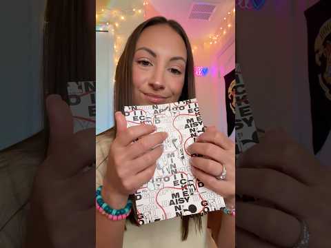 1 min of disney themed tapping #asmr #asmrsounds