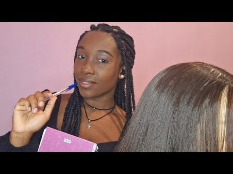ASMR /A MENINA QUE SENTA ATRÁS DE VOCÊ MEXE NO SEU CABELO 💇‍♀️(penteado, voz suave, caseirinho)😴