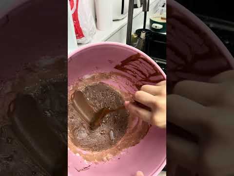 ASMR FAZENDO UM BOLINHO 🎂
