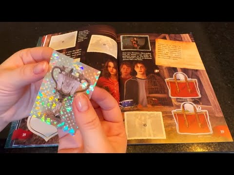 ASMR: FOLHEANDO REVISTA MASCANDO CHICLETE + FIGURINHAS DO HARRY POTTER