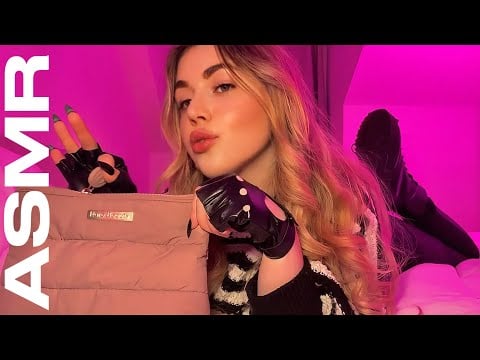 ASMR ✨ | What's in my makeup bag?💄| Mouth and tap noises ✨
