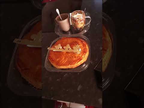 Un petit coucou de Jean-Yves et moi même, en dégustant une jolie galette des rois, bon dimanche 👋👋