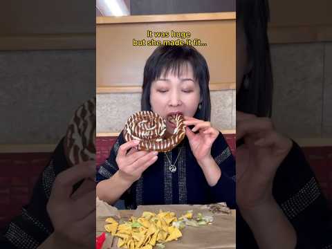 Never bringing my Asian mom to eat after this happened... #shorts #viral #mukbang