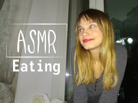 АСМР ИТИНГ САЛАТ ЦЕЗАРЬ *ШЁПОТ* Рассказываю про школу / ASMR EATING CAESAR SALAD *WHISPER*