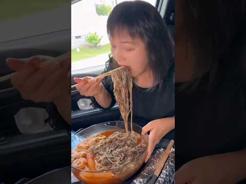 I CAUGHT MY ASIAN MOM MAKING COLD WATER NOODLES WHILE DRIVING #shorts #viral #mukbang