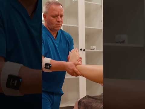 Deep tissue massage, stretching, and chiropractic adjustment for girl #chiropractor