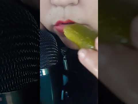 #asmr #mouthsounds #pepinillos #sonidodelalluvia #comiendo #shorts #español #eatingsounds #crunchy