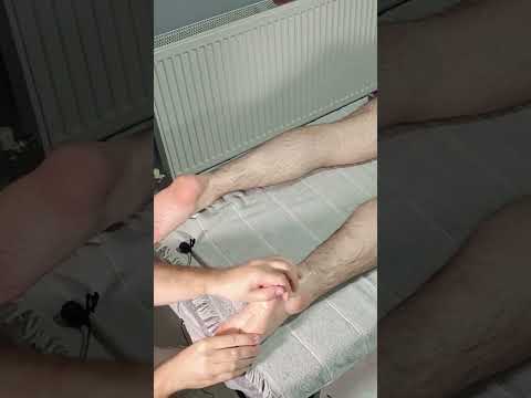 MASSAGE THAT RELIEVES TENSION IN THE FEET #satisfying #relaxing #asmr #shorts #massage