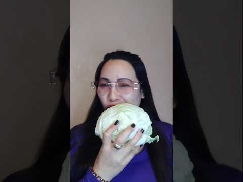 EATING WHOLE CABBAGE#everyone #food #shortsfeed #mukbang #cabbage #challenge #shortvideo