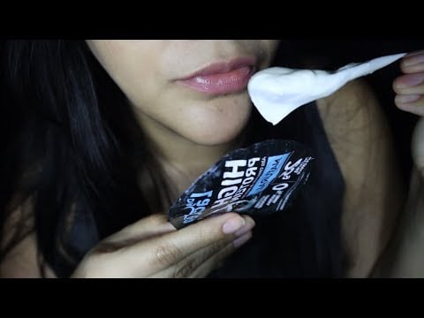 ASMR lamiendo Yogurt en tapita 