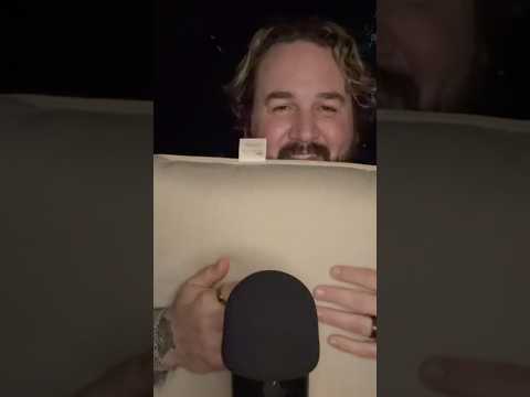ASMR SHORT // SCRATCH TAPPiNG iN THE RAiN