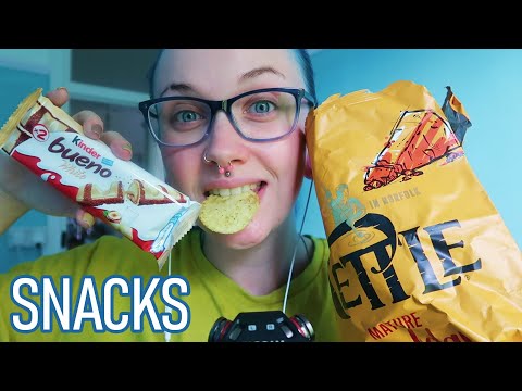 ASMR Eating Cheesy Kettle Chips & A Kinder Bueno Chocolate Bar (EATING SOUNDS) 🍫