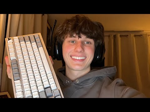 ASMR fortnite gaming (keyboard sounds, whispering)