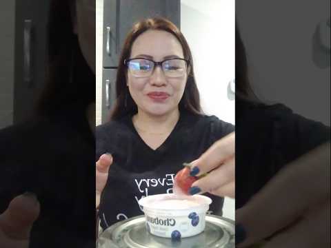 HOW I EAR STRAWBERRIES #shortsfeed #mukbang #everyone #food #eating #asmrsounds #fruits